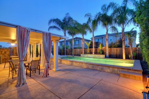 9872 Winkle Cir, Elk Grove CA  95757-6276 exterior