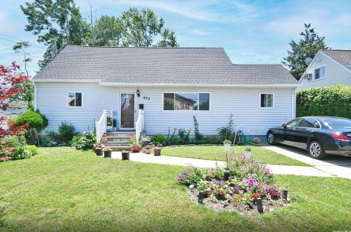 829 14th St, Babylon, NY 11704-3132