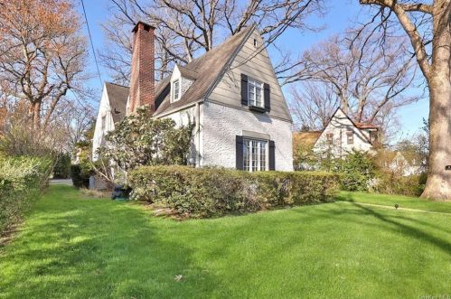 14 Garden Pl, New Rochelle, NY 10803-3207