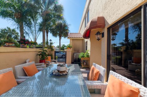 83 Uno Lago Dr, West Palm Beach, FL 33408-2666