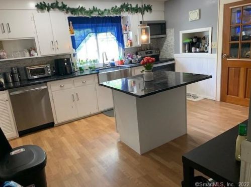 16 Esther Ave, Waterbury CT  06708-4819 exterior