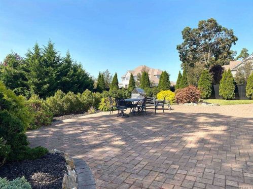 33 Southview Cir, Lake Grove, NY 11755-2238