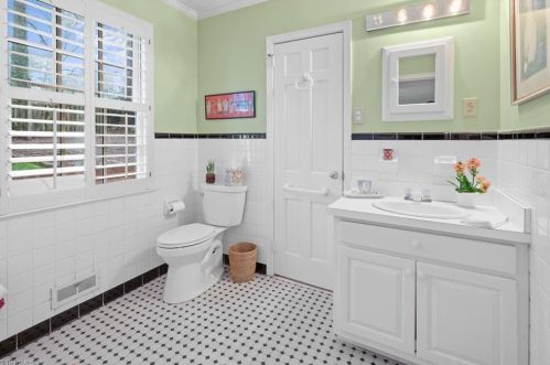 606 Elmwood Dr, Greensboro NC  27408-5005 exterior