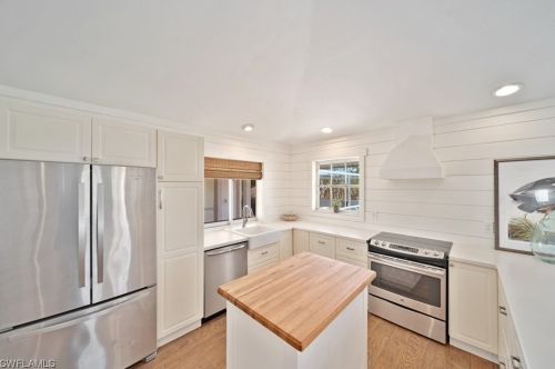 220 Palm Lk Dr, Sanibel FL 33957-5601 exterior