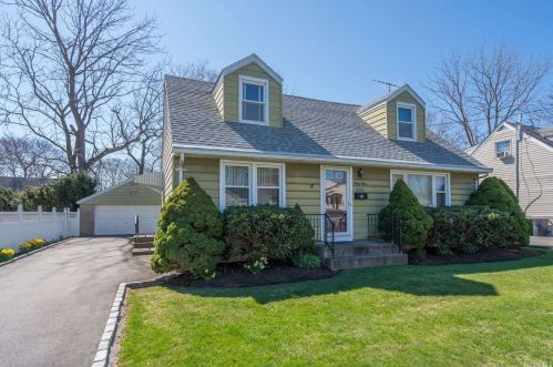 63 12th St, Huntington Station, NY 11746-2501