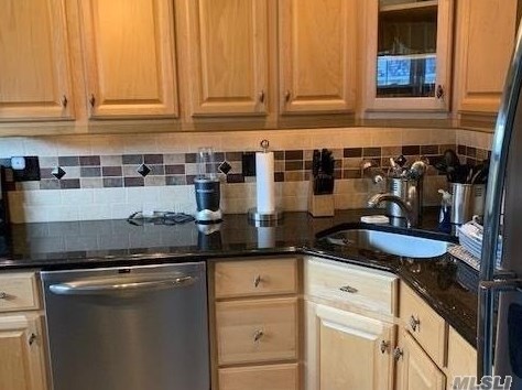 4406 Wilshire Ln, Oakdale, NY 11769-1447