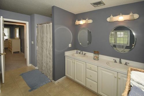 4 Lookout Lndg, Ellington CT  06029-2543 exterior