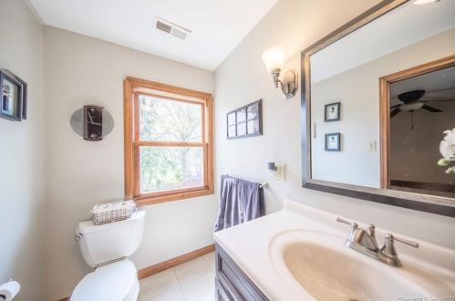 7 Edgewood Dr, Middletown CT 06457-3508 exterior