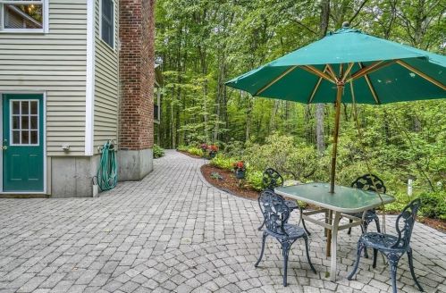 15 Danbury Cir, Amherst NH  03031-2016 exterior