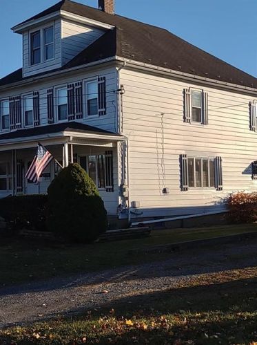 51 4th St, Wind Gap, PA 18091-1402
