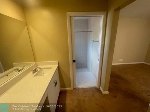 6245 175th Ter, Hialeah FL  33015-4438 exterior