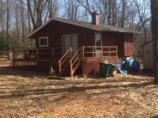 219 Rock Ledge Dr, Cresco, PA 18326-7801