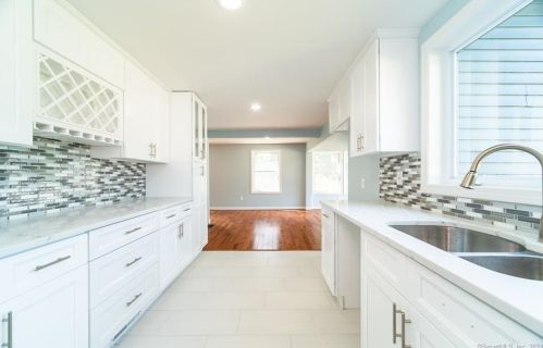 27 Garrigus Ct, Waterbury CT  06716-3103 exterior