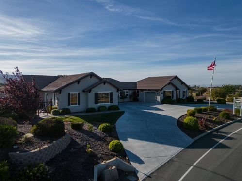 4025 Ashford Cir, Hollister CA  95023-8966 exterior