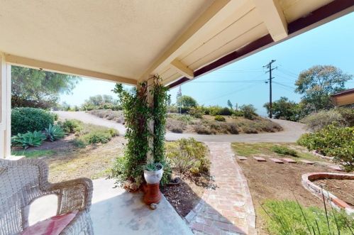 1940 Stonewall Ln, Vista, CA 92084-4229