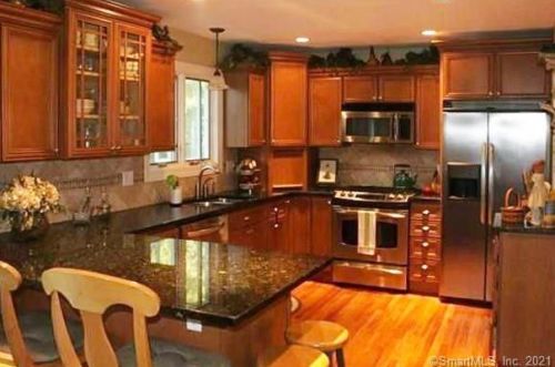 11 Garland Cir, Bridgeport, CT 06611-4828