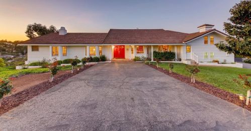 1253 Sugarbush Dr, Vista, CA 92084-7463