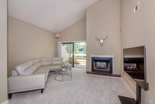 108 Woodlake Dr, Santa Rosa, CA 95405-8468