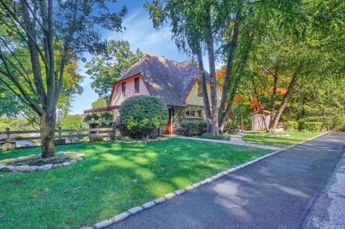 42 Woodland Dr, Airmont, NY 10901-6850
