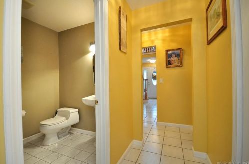 67 Steeplechase Dr, Manchester CT  06040-7066 exterior