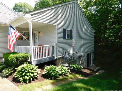 50 Dibble Hollow Ln, Windsor Locks, CT 06096-2700