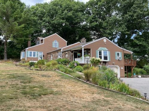24 Westerly Ln, Thornwood, NY 10594-1810