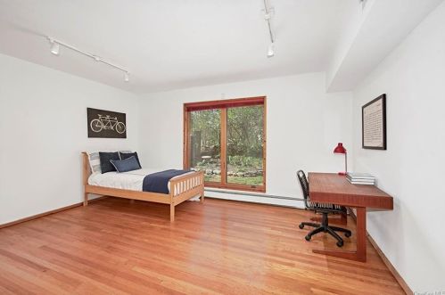 3 Banks Hill Rd, Pleasantville NY  10570-2453 exterior