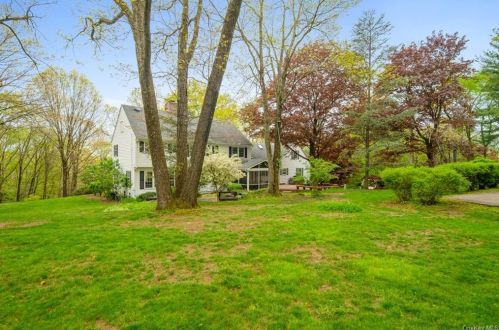 15 Hitching Post Ln, Chappaqua, NY 10514-1206