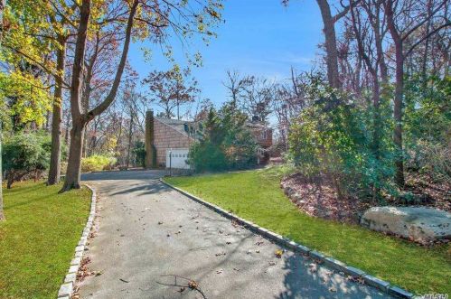 29 Circle Dr, Shoreham, NY 11786-1353