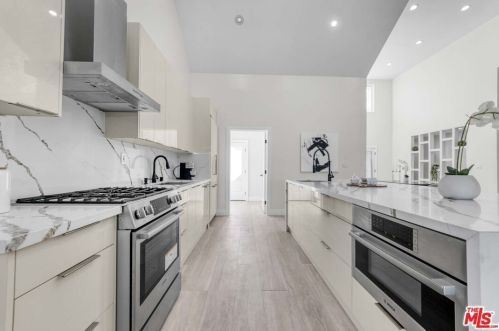 11512 La Maida St, North Hollywood CA  91601-4323 exterior