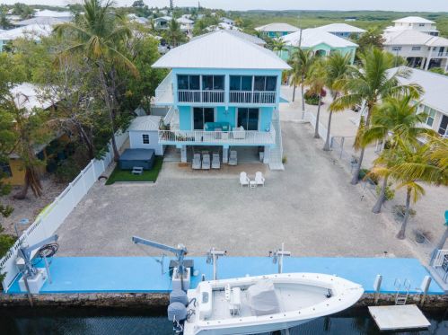 16 Corrine Pl, Key Largo FL 33037-4203 exterior