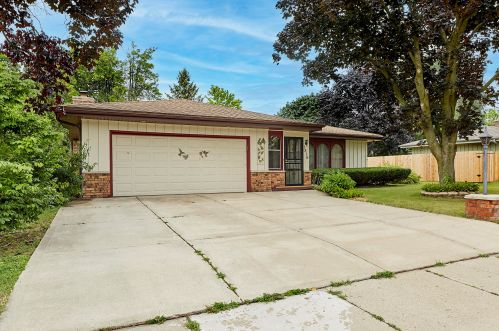 1816 Dixie Dr, Waukesha, WI 53189-7330