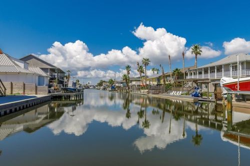1871 Bay Shore Dr, Rockport, TX 78382-3757