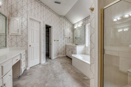 2401 Creekside Cir, Irving TX 75063-3355 exterior