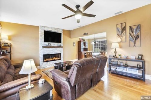 94 Yawpo Ave, Oakland NJ  07436-2718 exterior