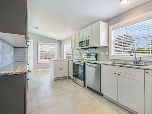 300 Cross Ln, Uhland, TX 78640-4045