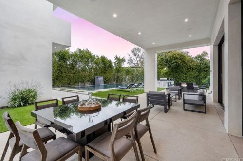 18067 Calvert St, Van Nuys CA 91316-1216 exterior