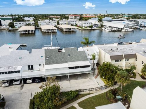 810 River Point Dr, Naples, FL 34102-3452