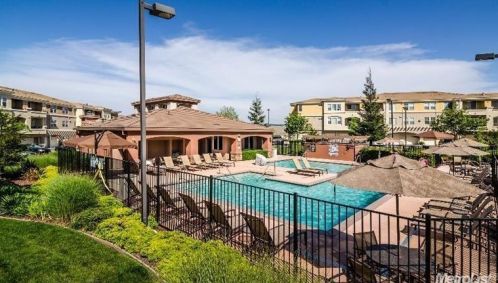 600 Moon Cir, Folsom CA  95630-4105 exterior