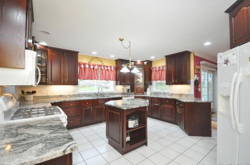 67 Steeplechase Dr, Manchester CT  06040-7066 exterior