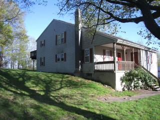 10 Lockhart Ln, Highland, NY 12528-1008