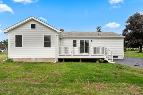 4 Peters Ln, North Haven, CT 06473-3838