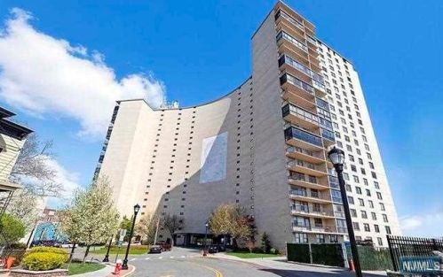 380 Mountain Rd, Union City NJ  07087-7340 exterior