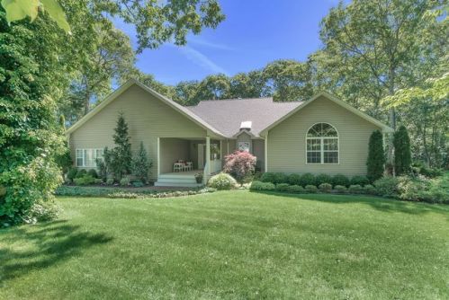 14 Drew Dr, Eastport, NY 11941-1335