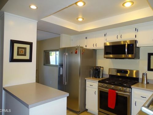 704 Holly Ave, Oxnard CA 93036-1907 exterior