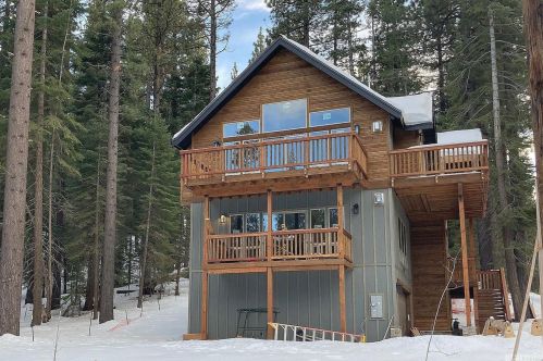 1977 Susquehana Dr, South Lake Tahoe, CA 96150-5854