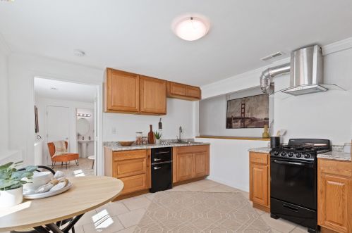 2624 77th Ave, Oakland CA  94605-2814 exterior