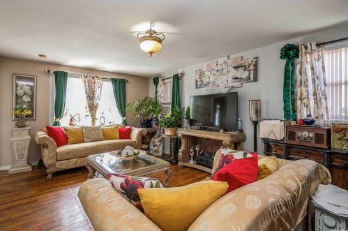 179 109th Ave, Floral Park, NY 11003-2017