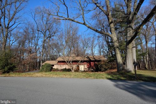 843 Hillaire Rd, Lancaster, PA 17601-2260