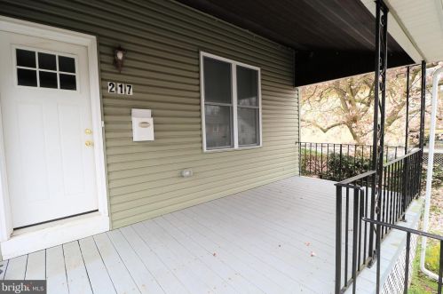 217 Simpson Rd, Ardmore PA  19003-2721 exterior